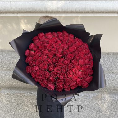 101 красная роза 50 см в черной упаковке