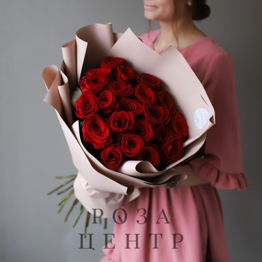 Розы красные в бежевом оформлении ( 21 шт) №1022