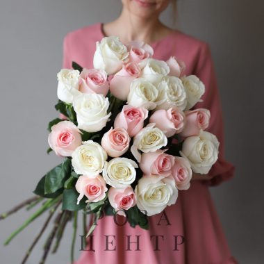Белые и розовые розы в ленту 25шт