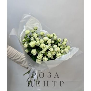 11 белых кустовых роз в матовой упаковке