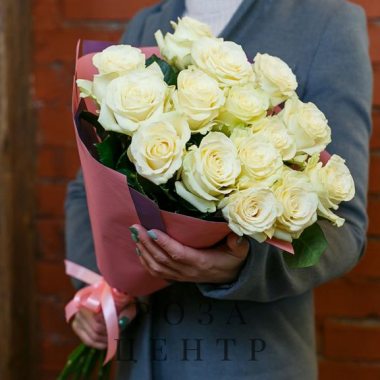15 белых роз Эквадор 60 см в упаковке