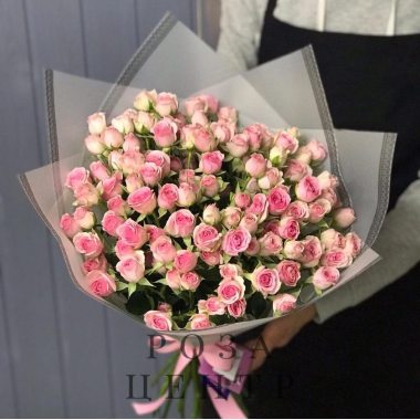 15 розовых кустовых роз в упаковке