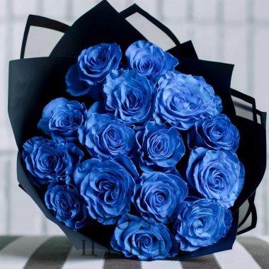 15 синих роз Эквадор в черной упаковке
