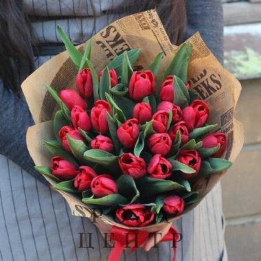 25 красных тюльпанов крафт