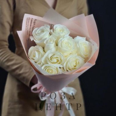 9 нежно-белых роз в упаковке