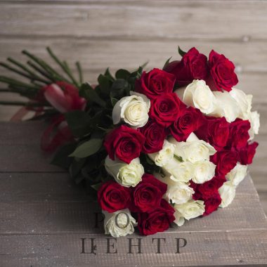 Классический букет из 31 красно белой розы