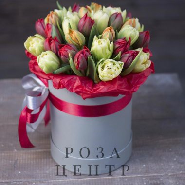 Шляпная коробка с пионовидными тюльпанами