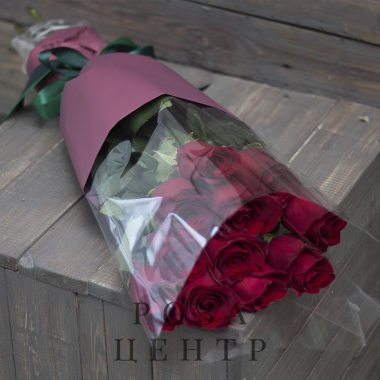 11 роз красного цвета в оформлении целлофан крафт