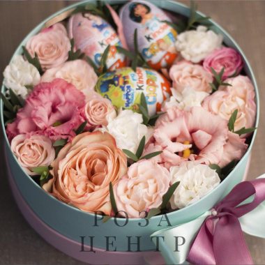 Цветы в круглой коробке с киндерами