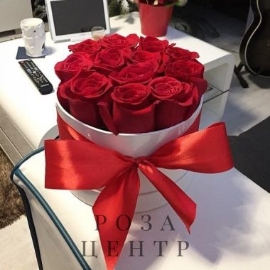 11 красных роз в белой коробочке с лентой