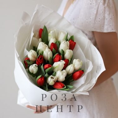 Белые и красные тюльпаны голландские в нежном оформлении