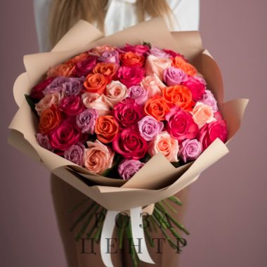 Букет из 51 розы цвета Микс в оформлении крафт
