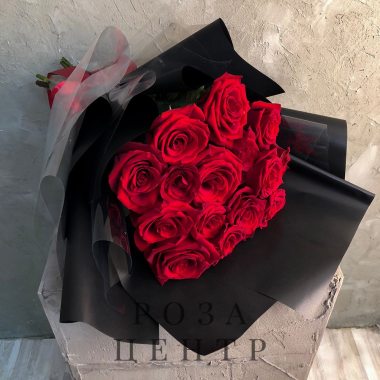 15 красных роз в черной упаковке