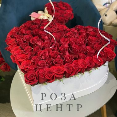 Большая коробка роз в форме сердца