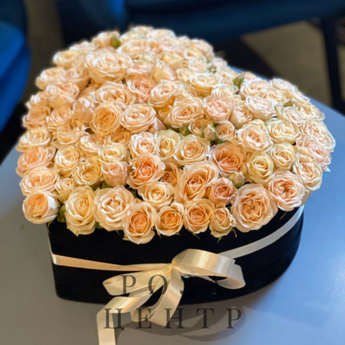 Коробка в форме сердца с пионовидной кустовой розой Коробка в форме сердца с пионовидной кустовой розой