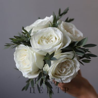 Свадебный букет из белых роз и эвкалипта №957