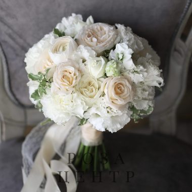 Букет невесты с кремовыми розами и зеленью