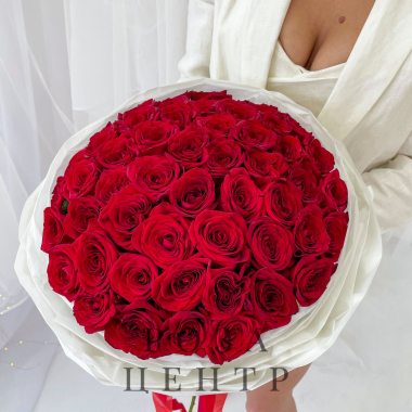 51 красная роза в стильной оформлении