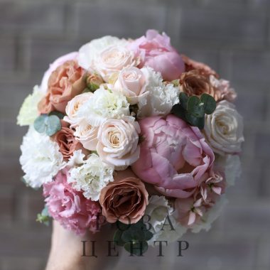 Букет невесты с розами капучино и пионами №946