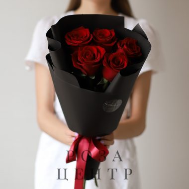 Красные розы в черном оформлении
