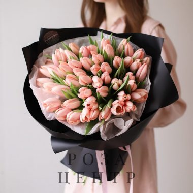 Лососевые тюльпаны голландские в черном оформлении (51 шт)