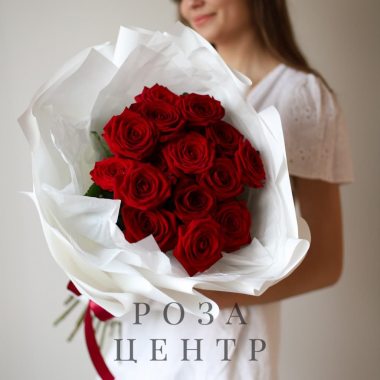 Розы красные в белом оформлении ( 15 шт) №1238