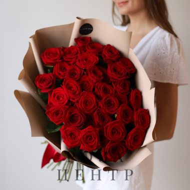 Розы красные в бежевом оформлении ( 35 шт) №1023