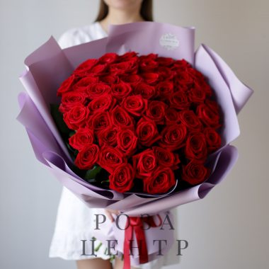 Розы красные в лавандовом оформлении ( 51 шт) №1110
