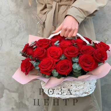 19 красных роз в корзине с эвкалиптом